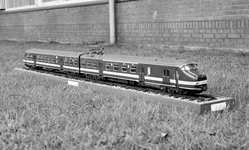 856401 Afbeelding van een schaalmodel van een electrisch treinstel mat. 1964 (plan V) van de N.S.